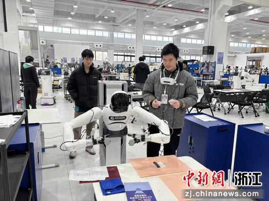 “普智未来”订单班学生调试机器人。(资料图,浙江工商职业技术学院供图) “普智未来”订单班学生调试机器人。(资料图,浙江工商职业技术学院供图)