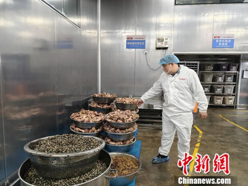 图为熬制柳州螺蛳粉汤底的各类食材。林馨 摄 图为熬制柳州螺蛳粉汤底的各类食材。林馨 摄