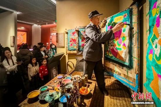 2月10日,中国北方小年,天津大学冯骥才博物馆“启年·迎春”年俗主题活动启幕。图为师生观看“缸鱼年画”制作技艺。记者 佟郁 摄 2月10日,中国北方小年,天津大学冯骥才博物馆“启年·迎春”年俗主题活动启幕。图为师生观看“缸鱼年画”制作技艺。记者 佟郁 摄
