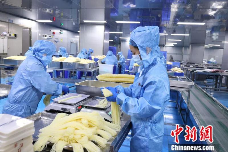 图为冰鲜螺蛳粉采用半干米粉,更还原实体店风味。林馨 摄 图为冰鲜螺蛳粉采用半干米粉,更还原实体店风味。林馨 摄