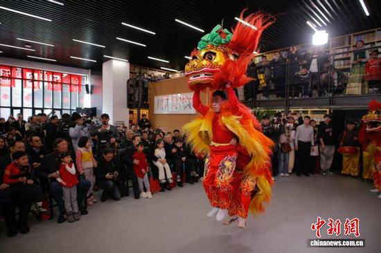 2月10日,中国北方小年,天津大学冯骥才博物馆“启年·迎春”年俗主题活动启幕。图为师生观看舞狮表演。记者 佟郁 摄 2月10日,中国北方小年,天津大学冯骥才博物馆“启年·迎春”年俗主题活动启幕。图为师生观看舞狮表演。记者 佟郁 摄