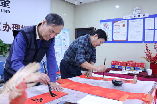 经开区支行营业部邀请书法爱好者现场书写春联（来源：乌鲁木齐银行）