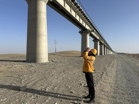 桥梁维护员梁明用专用设备检查大桥托架和扶手栏杆螺栓。伊尔番 摄