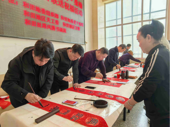 老中青齐挥毫书年味（李蓉摄）