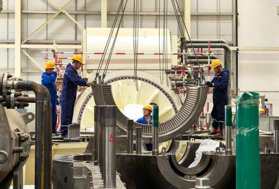 和田2×35万千瓦热电联产建设项目施工人员正在紧张工作。（资料图）