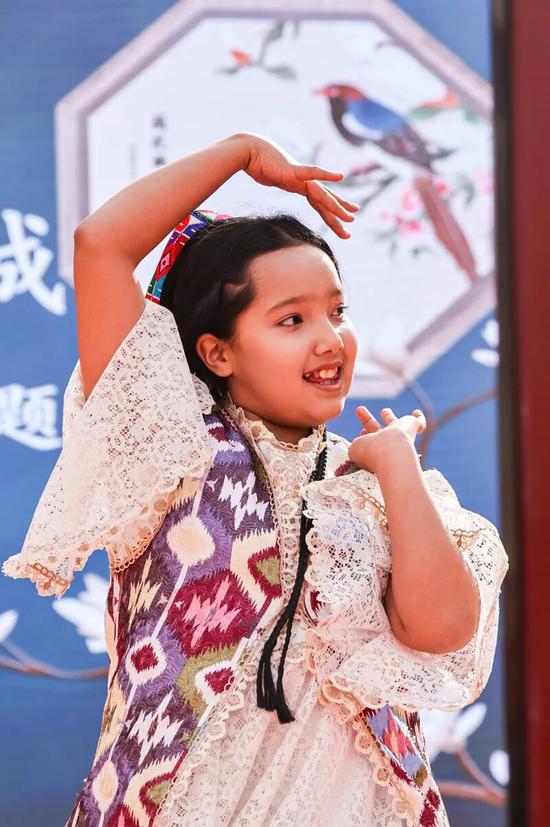 小朋友合着音乐的节拍跳起舞来。许晓龙 摄