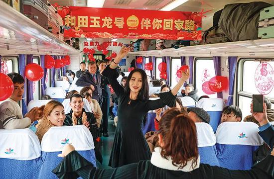 在 7557 次列车上，旅客随音乐跳起麦西来甫（2025年1月2日摄）王菲摄