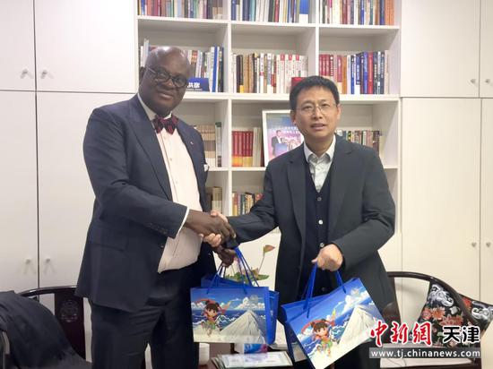 加纳驻华大使科乔·邦苏(Kojo Bonsu)(左)与天津长芦汉沽盐场有限责任公司总经理王勇(右)进行会谈。(天津长芦汉沽盐场有限责任公司供图) 加纳驻华大使科乔·邦苏(Kojo Bonsu)(左)与天津长芦汉沽盐场有限责任公司总经理王勇(右)进行会谈。(天津长芦汉沽盐场有限责任公司供图)