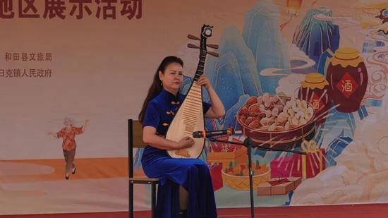来自策勒县策勒乡的阿依努尔·奥布力喀斯木带来琵琶独奏《女儿情》。努尔古再丽 摄