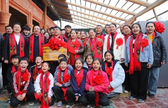 大家合影留念，共同见证荣耀时刻。 胡礼政 摄5