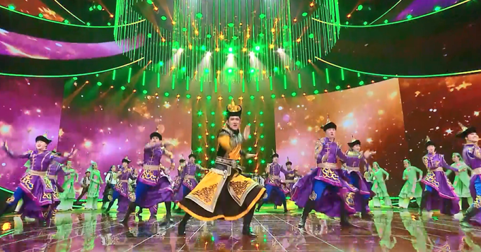 天山为幕 丝路为弦 | 来新疆第一趴 马上起舞