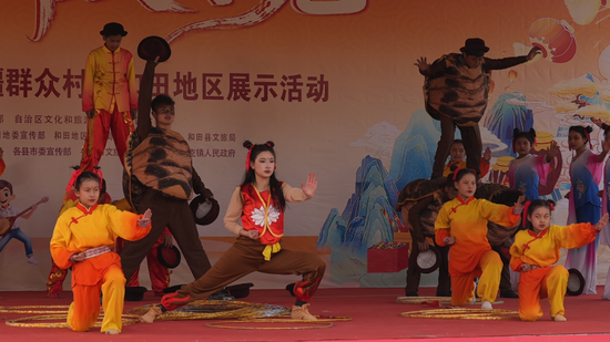 墨玉县带来的杂技短剧《小英雄哪吒》。努尔古再丽 摄