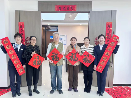 翠泉路支行工作人员与客户共贺新春（来源：乌鲁木齐银行）