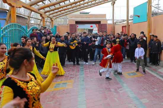 乡亲们载歌载舞共同见证荣耀时刻。 胡礼政 摄