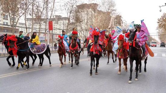 骏马随行尽显风采。阿不都拉·买买提明 摄