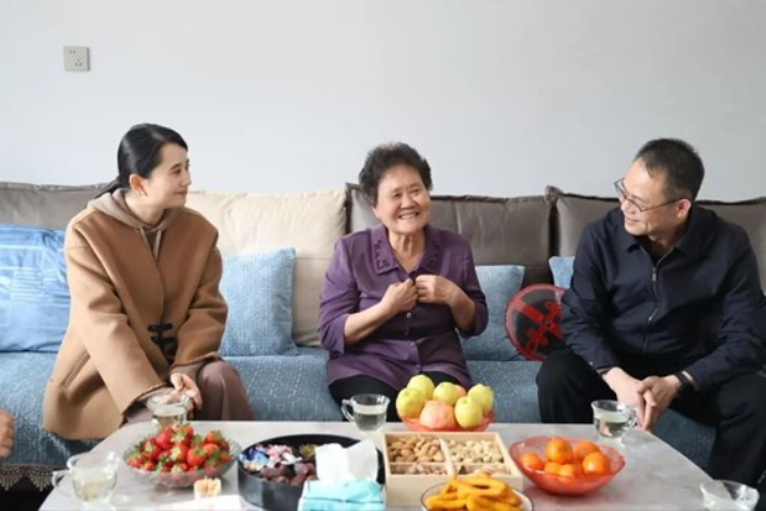 伊犁州党委宣传部慰问组看望慰问自治区道德模范吴秀芳