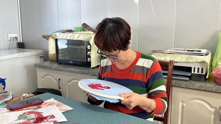 锡伯族刺绣代表性传承人何金香：以针为笔绘就双赢新篇