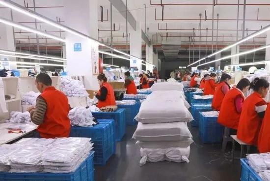 企业流水线上，员工在认真生产。（资料图）a