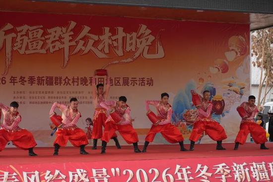 欢乐的歌舞表演点燃现场气氛。努尔古再丽 摄