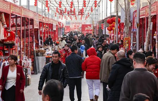 湘江九街年货街，摊位一个挨着一个。许晓龙 摄