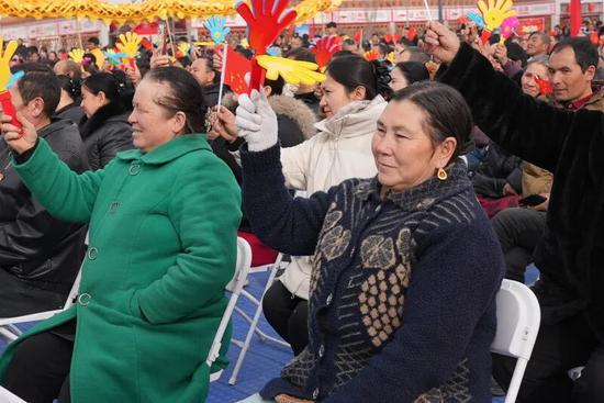 观众们沉浸在精彩的演出中。努尔古再丽 摄