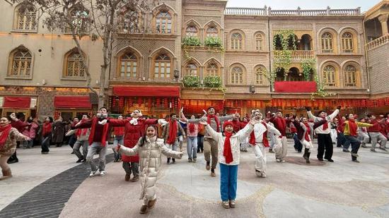 2026新疆国际春晚外景节目拍摄在和田团城。努尔古再丽 摄