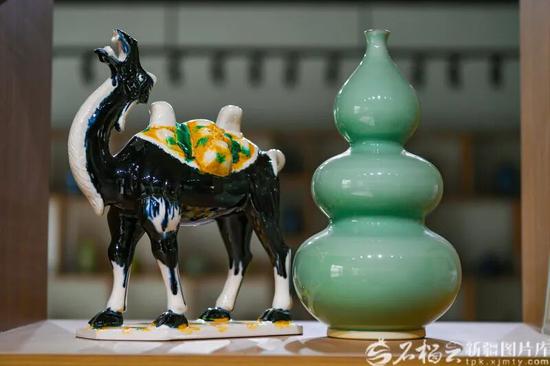 新疆昆仑玉瓷科技文化有限公司的生产的玉瓷产品（2月8日摄）。