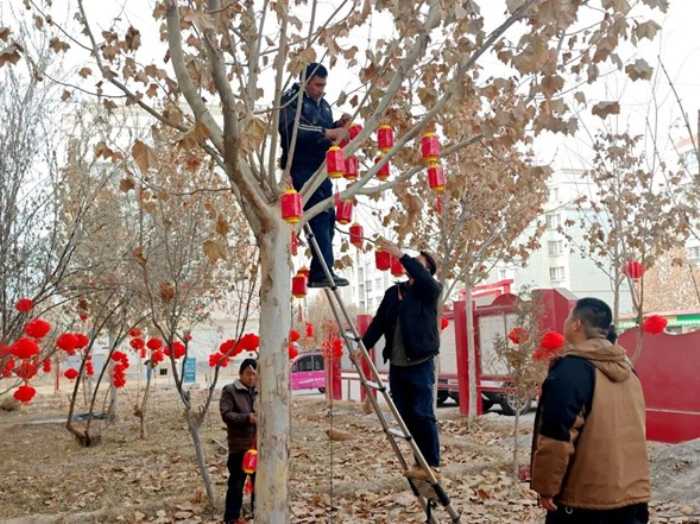 英吉沙镇英巴扎村干部群众挂灯笼。郑涛 摄

