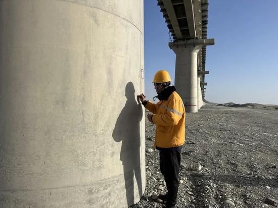 梁明记录混凝土裂纹的部位、走向、宽度分布、大小及形状，以及裂纹的变化情况。伊尔番 摄