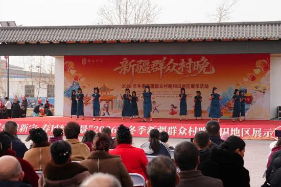 全地区各县市带来精彩纷呈的节目。努尔古再丽 摄