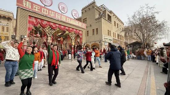 2026新疆国际春晚外景节目在和田团城拍摄。努尔古再丽 摄