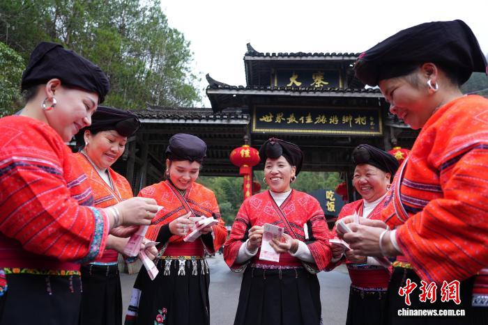广西龙胜：年终旅游分红堆成“小山”