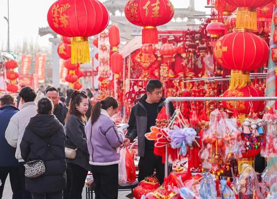 市民正在选购春联、福字。许晓龙 摄