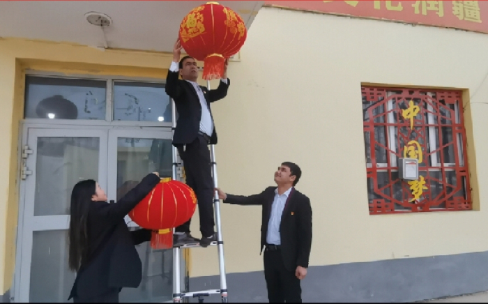 和夏阿瓦提镇墩艾日克村开展贴春联挂灯笼迎新春活动。