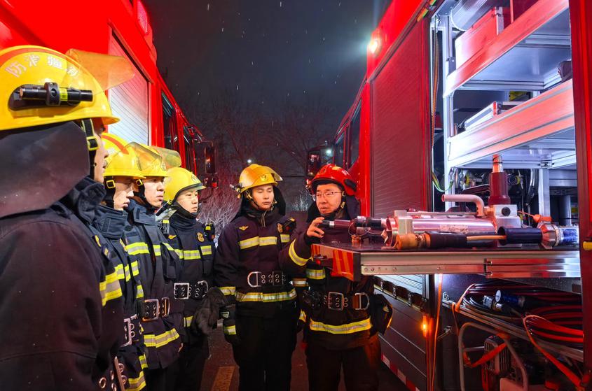 新疆昌吉呼图壁县开展春节前商场超市消防安全服务指导