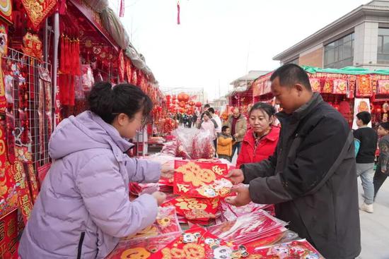 市民选购福字。阿卜力克木·依卜拉依木 摄