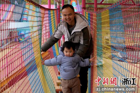 官兵与孩子一起游玩。 武警丽水支队 供图 官兵与孩子一起游玩。 武警丽水支队 供图