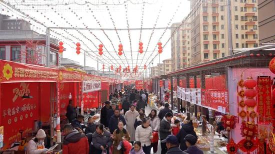 市民穿梭在年货街选购年货。阿卜力克木·依卜拉依木 摄