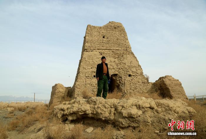 买买提·艾力守着这座烽燧，已近半生。王建江 摄