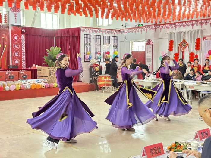 英买里镇英买里村举行迎新春群众村晚系列活动。
