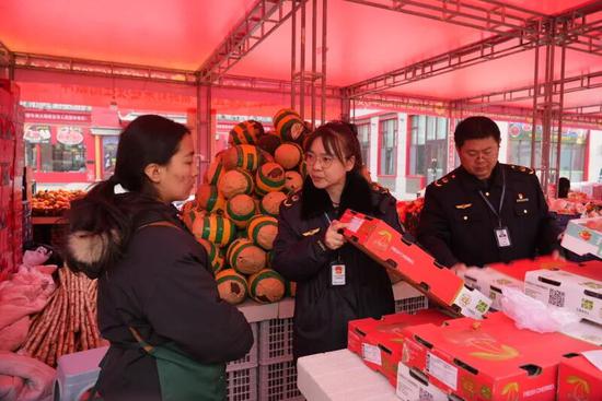 地区市场监督管理局执法人员检查商品质量。阿卜力克木·依卜拉依木 摄8