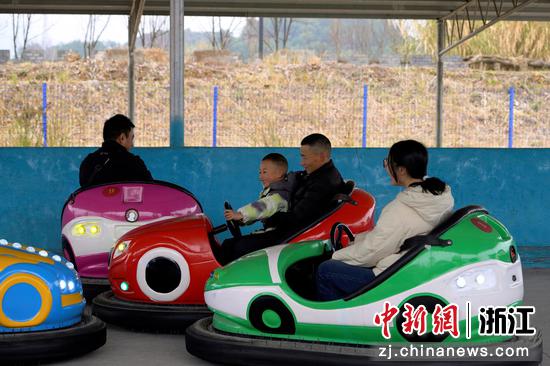 游乐设施让军娃与家长们沉浸其中。 武警丽水支队 供图 游乐设施让军娃与家长们沉浸其中。 武警丽水支队 供图