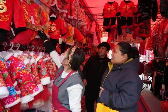 市民给孩子选购节日服装。阿卜力克木·依卜拉依木 摄