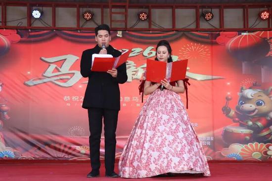 策勒乡村晚活动现场。