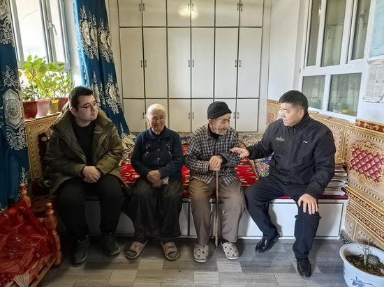 听取老同志意见建议。e