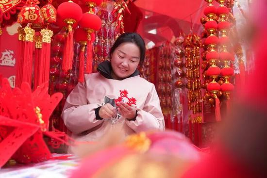 商户制作灯笼。阿卜力克木·依卜拉依木 摄