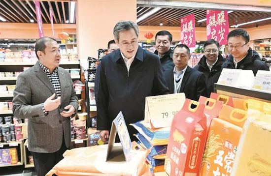 2月13日,自治区党委副书记、兵团党委书记、政委何忠友,自治区副主席、兵团党委副书记、司令员薛斌走进一〇四团美一天超市,详细了解米面油等供应及价格。 兵团日报全媒体记者 张鑫 摄 2月13日,自治区党委副书记、兵团党委书记、政委何忠友,自治区副主席、兵团党委副书记、司令员薛斌走进一〇四团美一天超市,详细了解米面油等供应及价格。 兵团日报全媒体记者 张鑫 摄