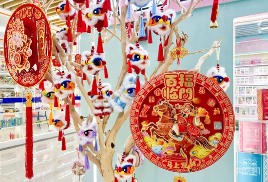 店内销售的电动对联挂件（央广网发 义乌市融媒体中心供图）