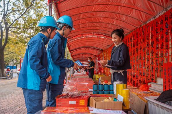 志愿者向商户普及反诈知识,将安全守护融入浓浓年味。区弘哲 摄 志愿者向商户普及反诈知识,将安全守护融入浓浓年味。区弘哲 摄