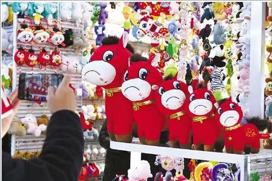 漫步义乌市场，马元素产品随处可见。 吕斌 摄